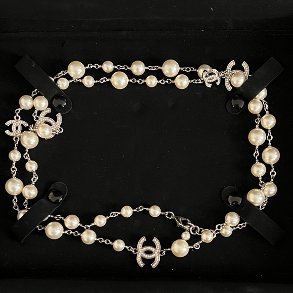 CHANEL Pearl and Silver Logo Necklace - Picture 5 of 8